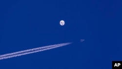 2月4日，越過大西洋上空的中國氣球，幾分鐘後，美國出動F-22戰機，用導彈將其擊落。