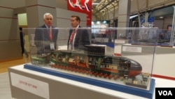 今年夏季莫斯科武器展上展出的基洛級潛艇模型。俄羅斯分別向中國和越南出售了基洛級潛艇(美國之音白樺)