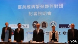 美國在台協會處長酈英傑（William Brent Christensen）、台灣外交部部長吳釗燮、台灣行政院政務委員鄧振中、台灣經濟部部長王美花與台灣科技部部長吳政忠（由左至右）出席11月21日於台北舉辦的“台美經濟繁榮夥伴對話”記者說明會。 （美國之音李玟儀攝）