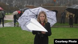 Одна из участниц митинга с символом Телеграм