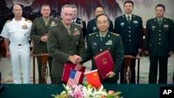 美军参谋长联席会议主席邓福德与中国人民解放军总参谋长房峰辉在北京八一大楼签署协议后握手（2017年8月15日）