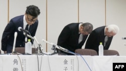 ທ່ານ ໂຊອິຈິໂຣະ ໂຕມິຕະ ຜູ້ອຳນວຍການ ຮ້ານອາຫານອ່ຽນ ຫຼາຍສາຂາ ຊື່ວ່າ Nihonbashi Isesada ທີ່ມີຫ້ອງການຕັ້ງຢູ່ນະຄອນຫຼວງໂຕກຽວ, ຢູ່ກາງ, ແລະ ທ່ານ ຊິນຈິ ຄາເນໂກະ ປະຫານຫ້າງຊັບພະສິນຄ້າ ເຄກິວ, ເບື້ອງຊ້າຍ, ໄດ້ຂໍໂທດ ຢູ່ທີ່ກອງປະຊຸມຖະແຫລງຂ່າວ ໃນນະຄອນໂຍໂກຮາມະ on July 29, 2024.