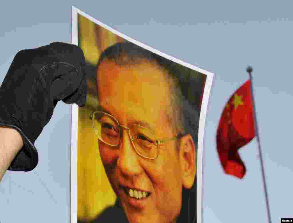 在頒獎典禮的前一天，中國駐挪威大使館外面，有人手持劉曉波像示威。 （2010年12月9日）