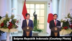 日本首相安倍晉三訪印尼和總統維多多圖片。