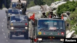 行駛在中印邊界附近公路上的印度軍車隊。（資料照片）