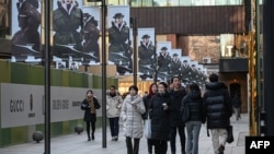 人們走在北京一家商場內。 （2024年12月28日）