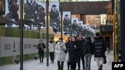 人們走在北京一家商場內。（2024年12月28日）