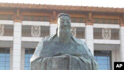 北京天安門廣場上的孔子塑像(圖)。目前美國已廣為設立孔子學院。