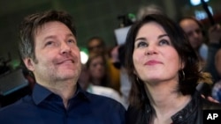 德國綠黨的兩位領導人羅伯特·哈伯克（男）和安娜琳娜·貝爾博克（女）。