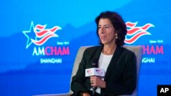 美国商务部长吉娜·雷蒙多（Gina Raimondo）2023年8月30日出席上海美国商会的一场活动。（美联社）