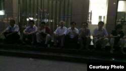 十多位律师在郑州公安局门口整夜静坐，要求保证律师会见权。（网络图片）