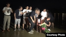 刘晓波“头七”公祭：广州公民在海边举行悼念活动。（网络图片）