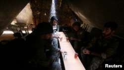 在拉卡敘利亞民主力量戰士在帳篷中休息喝茶。