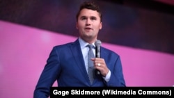 资料照：2023年6月9日，查理·科克在德克萨斯州格雷普韦恩的盖洛德德克萨斯度假村及会议中心由“美国转折点”主办的2023年青年女性领导力峰会上跟与会者交谈。