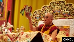 達賴喇嘛星期一在瑞士巴素爾發表演講。