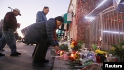 民眾在加州蒙特利帕克市發生槍擊案的舞廳外擺放鮮花致意（2023年1月23日）