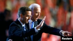 美國副總統拜登(右)2008年8月27日美國民主黨全國代表大會期間同其長子、德拉瓦州司法部部長博-拜登在台上。