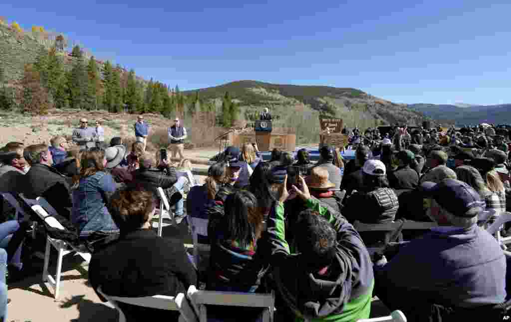 12 октября 2022 года. Байден выступает на открытии первого в его президентском сроке национального памятника Кэмп-Хейл в Колорадо. Сохранение значимых природных и исторических объектов было одним из заметных пунктов в политике Байдена: например, были созданы четыре заповедника, учреждены или расширены 15 национальных парков, выделено финансирование на сохранение прибрежных районов и т.д.