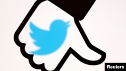 脸书的“赞”按钮倒贴在推特的标志上（资料图）