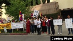 50多名藏人在洛杉磯中國總領館前抗議 (照片由劉雅雅提供）
