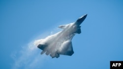 中国空军歼-20隐形战机在珠海空展期间进行表演。（2018年11月6日）