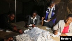 津巴布韋選舉官員星期六在哈拉雷清點選票