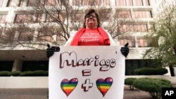 2015年1月9日，一名同性婚姻支持者在美國第五巡迴上訴法庭外展示標語。