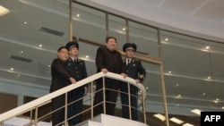 官媒2023年11月22日發表領導人金正恩當日視察國家航天技術控制中心的照片。