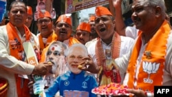 印度總理納倫德拉·莫迪(Narendra Modi)的支持者祝賀他在印度大選初步計票中明顯勝出。（法新社） 
