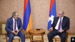 Никол Пашинян и Бако Саакян во время их встречи в столице Степанакерте, 9 мая 2018 года.