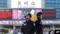 3月2日全副武裝的警察在昆明火車站前站崗