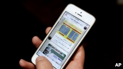 一位伊朗公民在手机上使用跨平台即時通信應用Telegram。 (資料照片)