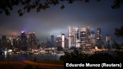 已經降級為熱帶風暴的“亨利”經過紐約市曼哈頓上空時烏雲滾滾。