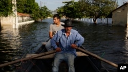 2015年12月23日巴拉圭首都地區水位大幅上漲當地一位居民被迫以船代步。