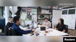 ທີມນັກສຶກສາຈາກໂຄງການວິສະວະກໍາການອອກແບບນະວັດຕະກຳ ພາຍໃຕ້ການຮ່ວມມືລະຫວ່າງ Royal College of Art ແລະ Imperial College London ຜູ້ຮ່ວມອອກແບບອຸປະກອນ ພາຍຣີ (Pyri)