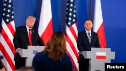 美国总统川普和波兰总统杜达在波兰华沙举行的联合记者会上(2017年7月6日)