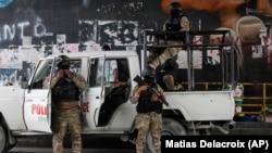 海地警察守衛在首都太子港的一處立交橋下。(2021年7月12日)