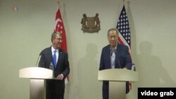 美國防長卡特與東道主新加坡防長黃永宏見面，並且在會見後共同會見了記者。(視頻截圖）