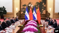 薩爾瓦多總統布克爾(右)與中國國家主席習近平(左二)2019年12月3日在人民大會堂舉行會談。