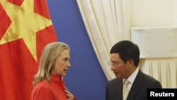 美国国务卿克林顿与越南外长范平明7月10日在河内