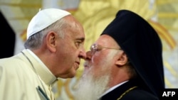 羅馬天主教宗方濟各11月30日訪問土耳其時親吻與東正教目。