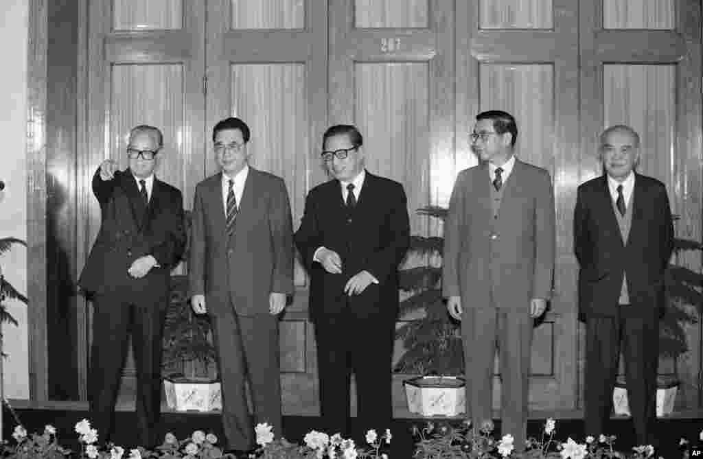 中共中央13届政治局常委亮相，左起：赵紫阳、李鹏、乔石、胡启立、姚依林（1987年11月2日）。王岐山是姚依林的女婿。1987年，中国体制改革研究所驻美国总代表何维凌告诉美国之音，改革开放初期，他们想批判毛泽东，被王岐山阻止了，王岐山说：&ldquo;再批，就批到共产党头上来了&rdquo;。这大概反映了姚依林甚至更高层的观点。