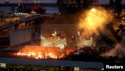 香港抗議者和警方星期天（11月17日）在理工大學外爆發激烈衝突。