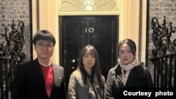 2025年2月10日，英國港僑協會創辦人鄭文傑（圖左），香港自由委員會基金會傳訊與傳媒助理張晞晴（圖中）與香港民主委員會高級國際倡議幹事劉珈汶（圖右）一同出席唐靈街10號首相府舉行的農曆新年慶祝活動。（照片來源：HKDC/香港民主委員會）