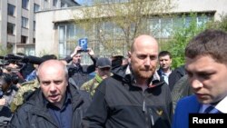 5月3日，歐洲安全與合作組織觀察員在烏克蘭斯洛文斯克獲釋後，由親俄分離分子護送離開。