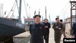 朝中社2015年5月9日發佈的圖片顯示北韓領導人金正恩視察漁業中心
