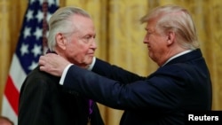 Дональд Трамп вручает медаль в области искусств актеру Джону Войту
