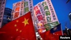 支持兩岸統一與支持台獨的民眾在台北的一個集會上對峙。（2016年5月14日）