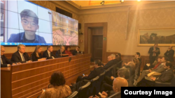 香港社運人士黃之鋒11月28日與意大利國會進行視訊會議(黃之鋒臉書)