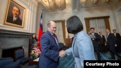蔡英文總統接見美國國會參議員庫恩斯及哈桑訪問團（台灣總統府照片）